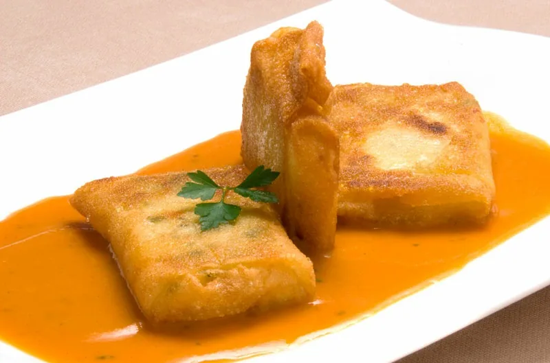 CROQUETAS DE AJOS Y GAMBAS EN BRICK