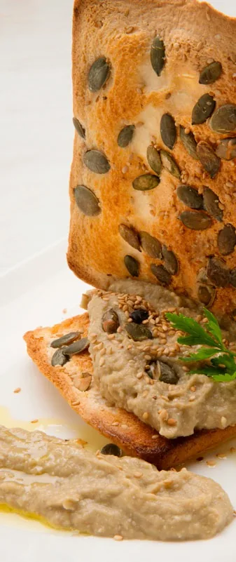 HUMMUS DE BERENJENA CON PAN DE SEMILLAS