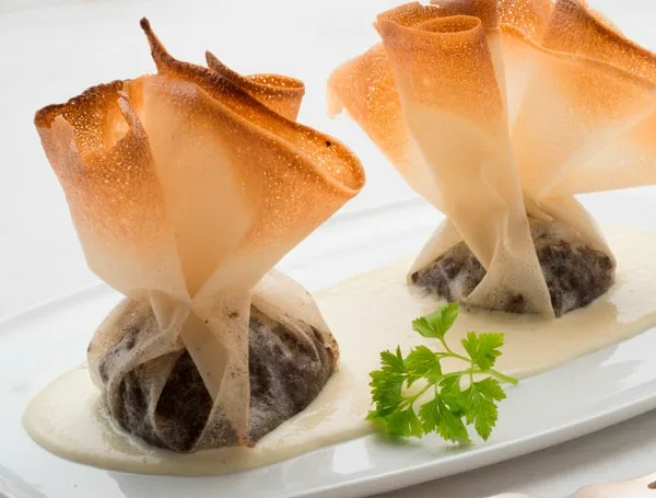 SAQUITOS DE MORCILLA Y PERA CON SALSA DE COL