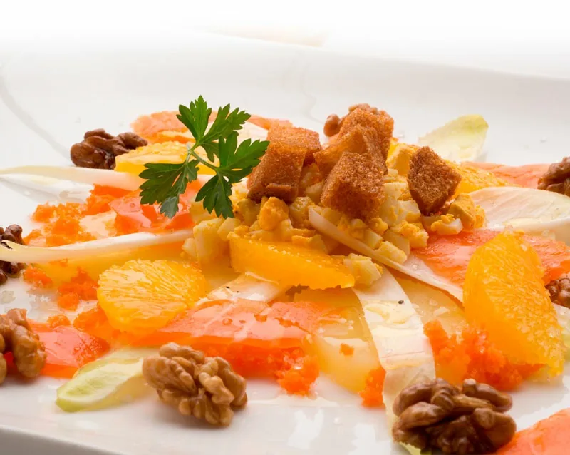 ENSALADA DE ENDIBIAS Y TRUCHA AHUMADA GINÉS GUIRADO