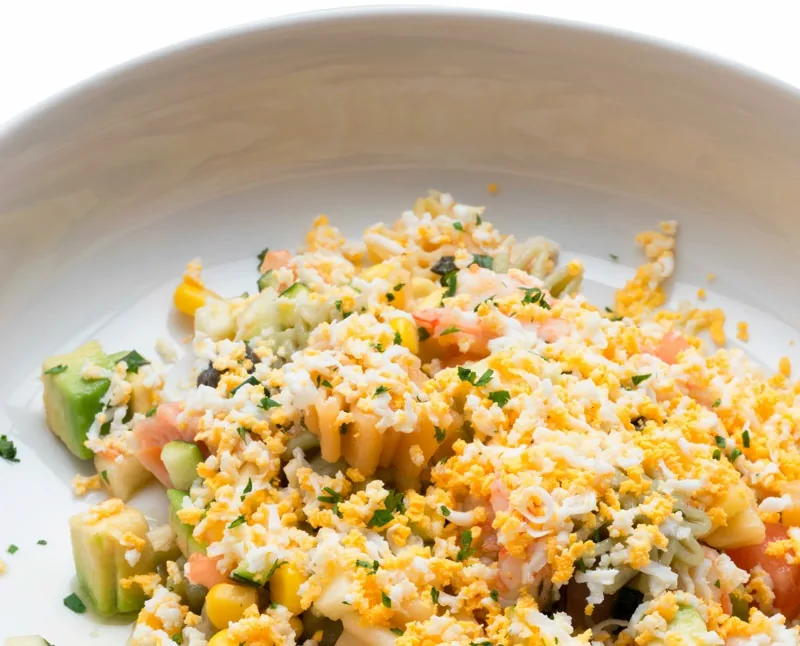 ENSALADA DE PASTA, VERDURAS Y GAMBAS