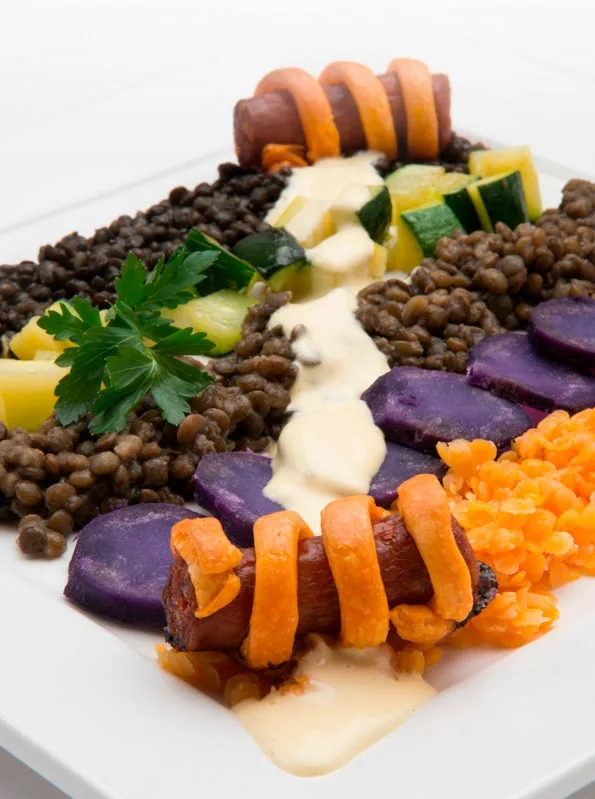 ENSALADILLA DE LENTEJAS CON HOJALDRES DE TXISTORRA