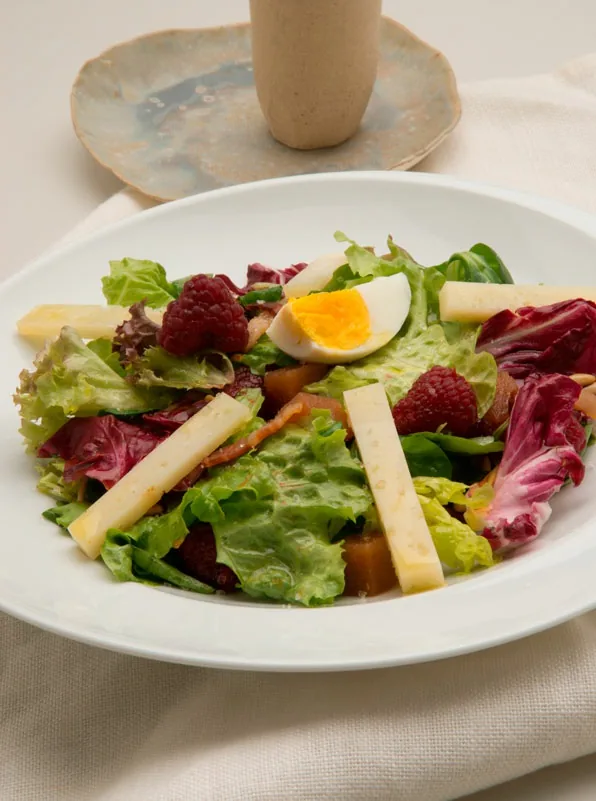 ENSALADA CON QUESO Y MEMBRILLO