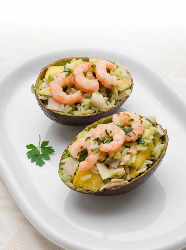 AGUACATES RELLENOS DE PAVO, PIÑA, ARROZ Y GAMBAS