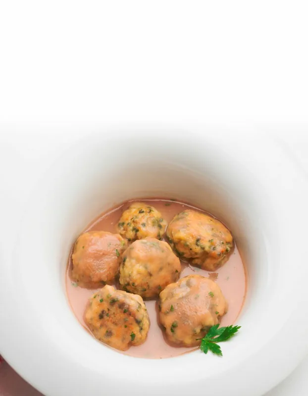 ALBÓNDIGAS DE ACELGA Y POLLO CON SALSA DE PERA Y CEBOLLETA