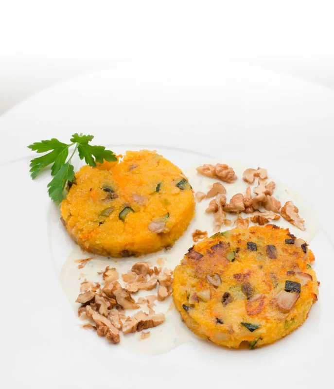 HAMBURGUESAS DE POLENTA Y VERDURAS CON SALSA DE QUESO