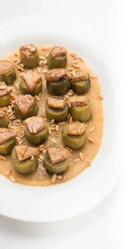 ALCACHOFAS CON FOIE Y PIÑONES