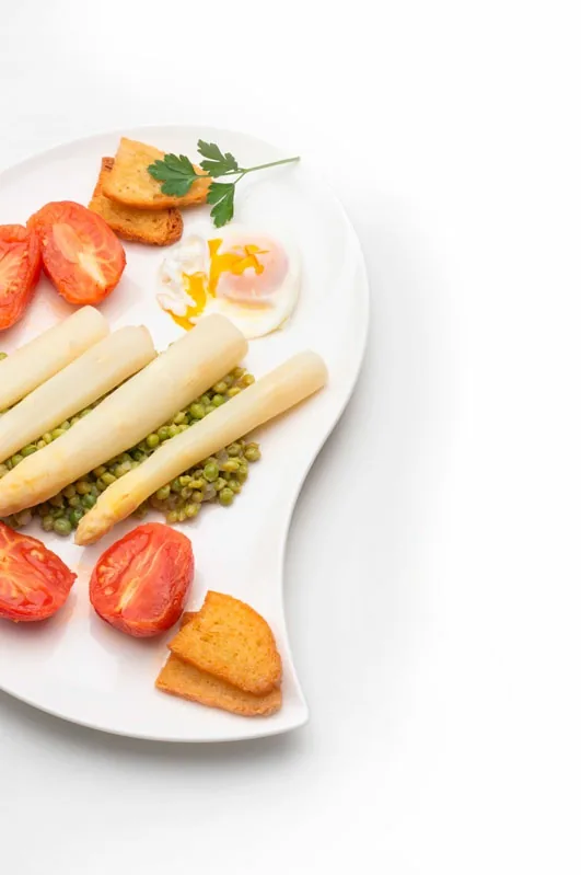 ESPÁRRAGOS, GUISANTES, HUEVOS Y TOMATES