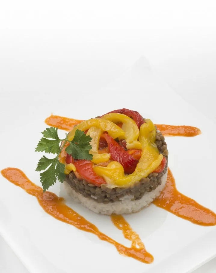 TIMBAL DE LENTEJAS, PIMIENTOS MORRONES Y ARROZ