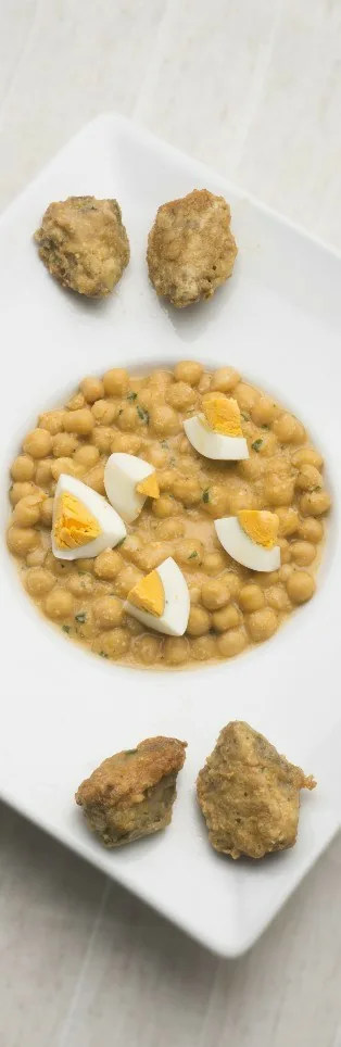 GARBANZOS CON ALCACHOFAS Y HUEVO COCIDO