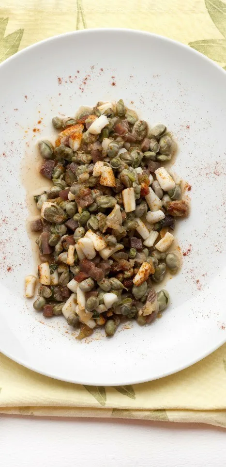 HABITAS CON JAMÓN Y CALAMARES