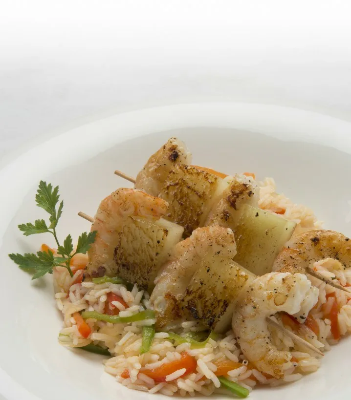 ARROZ TAILANDÉS CON BROCHETAS DE LANGOSTINOS Y MELÓN