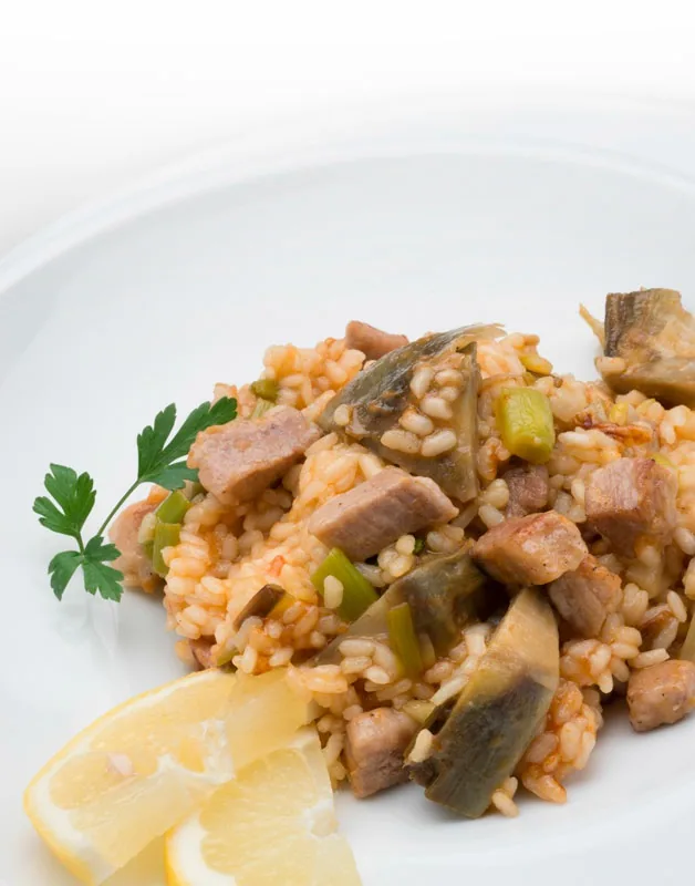 ARROZ CON SECRETO IBÉRICO, ALCACHOFAS Y AJOS TIERNOS
