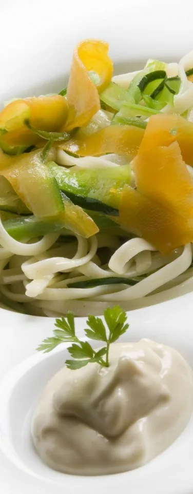 TALLARINES CON VERDURAS Y MAYONESA DE AJO Y SOJA