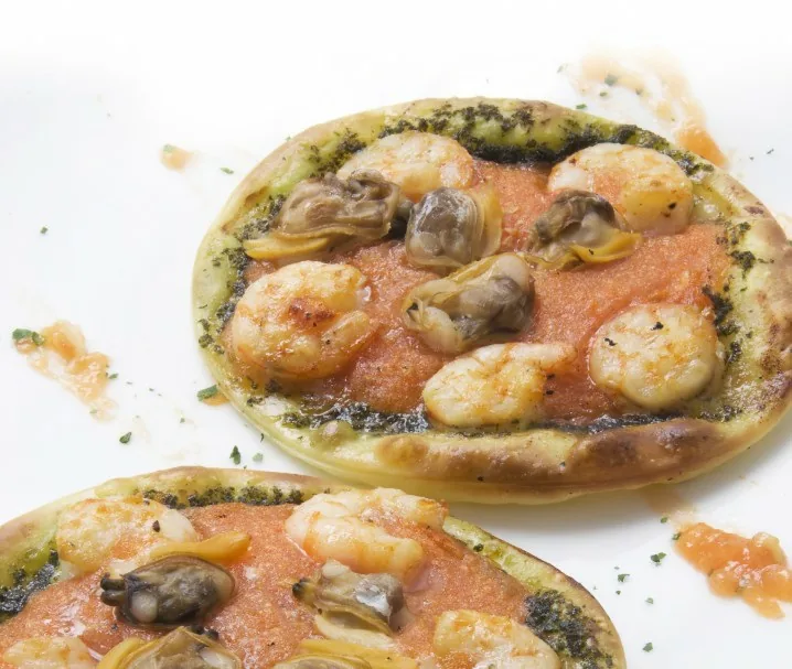 MINIPIZZAS DE GAMBAS, ALMEJAS Y CHAMPIÑONES