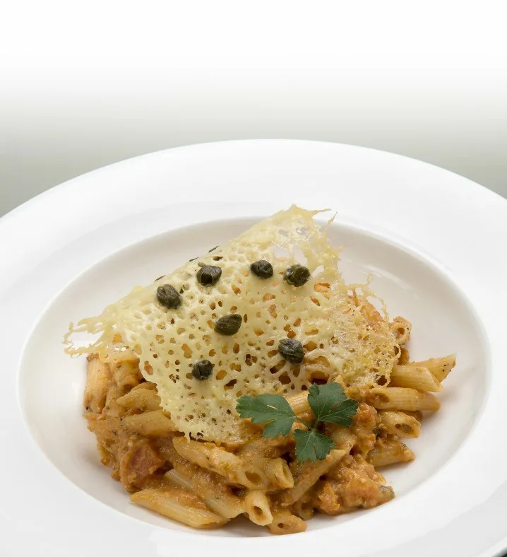 MACARRONES CON SALSA DE TOMATES SECOS