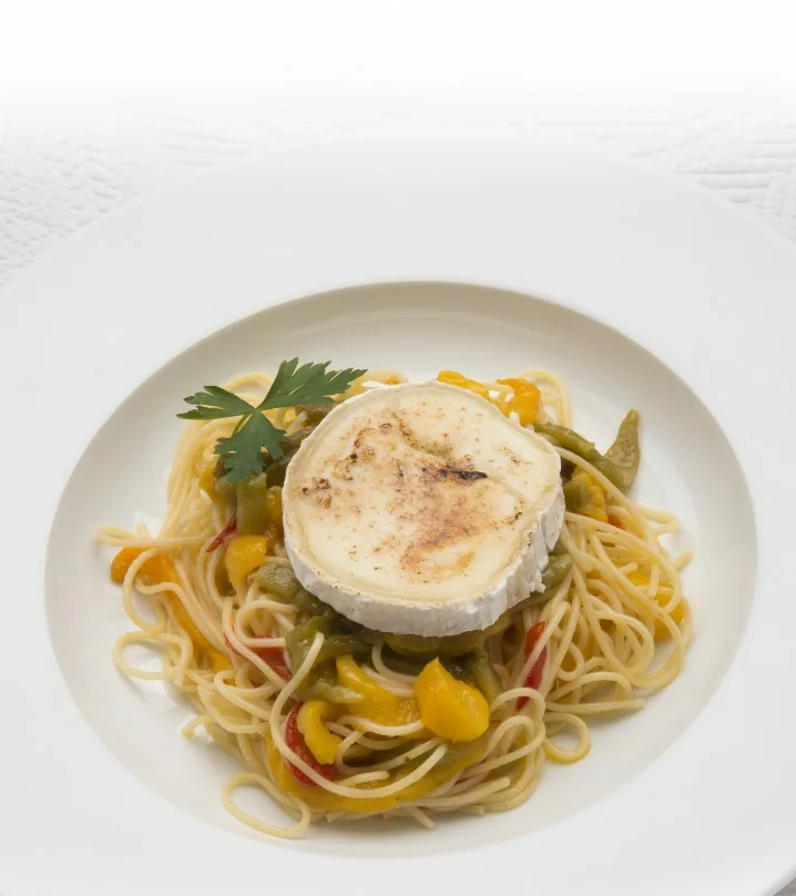 ESPAGUETIS CON PIMIENTOS ASADOS Y QUESO DE CABRA