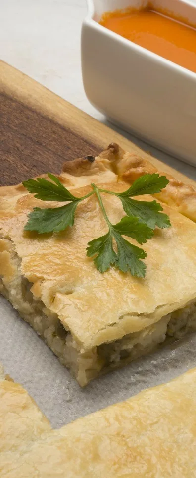 EMPANADA DE GALLO CON PIMIENTO, PUERRO Y CEBOLLA