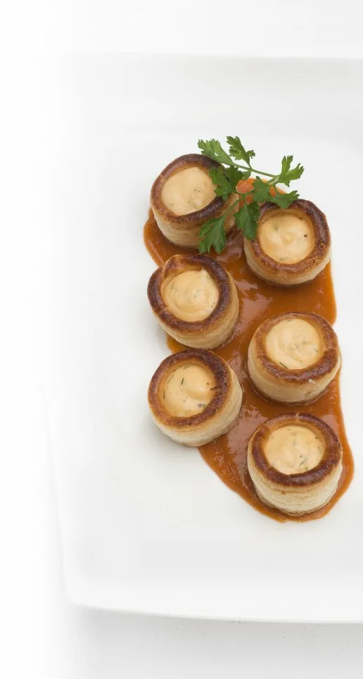 MINIVOLOVANES DE SALMÓN CON SALSA AMERICANA