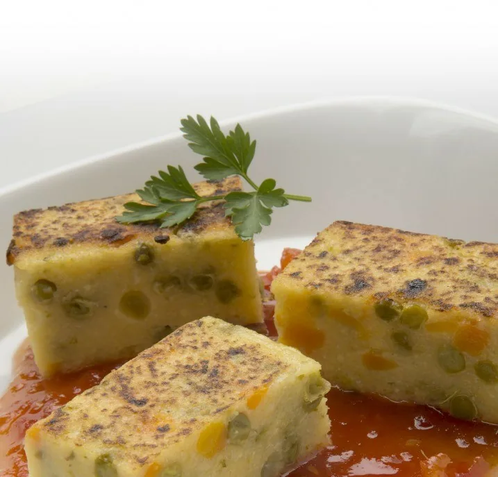 POLENTA MULTICOLOR CON MERMELADA DE TOMATE