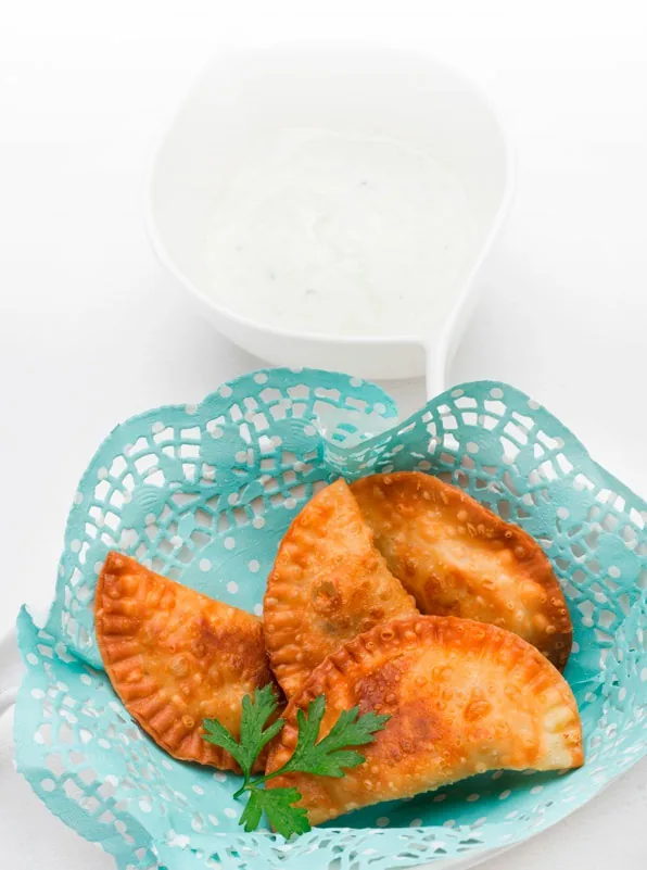 EMPANADILLAS DE LA HUERTA CON SALSA DE QUESO