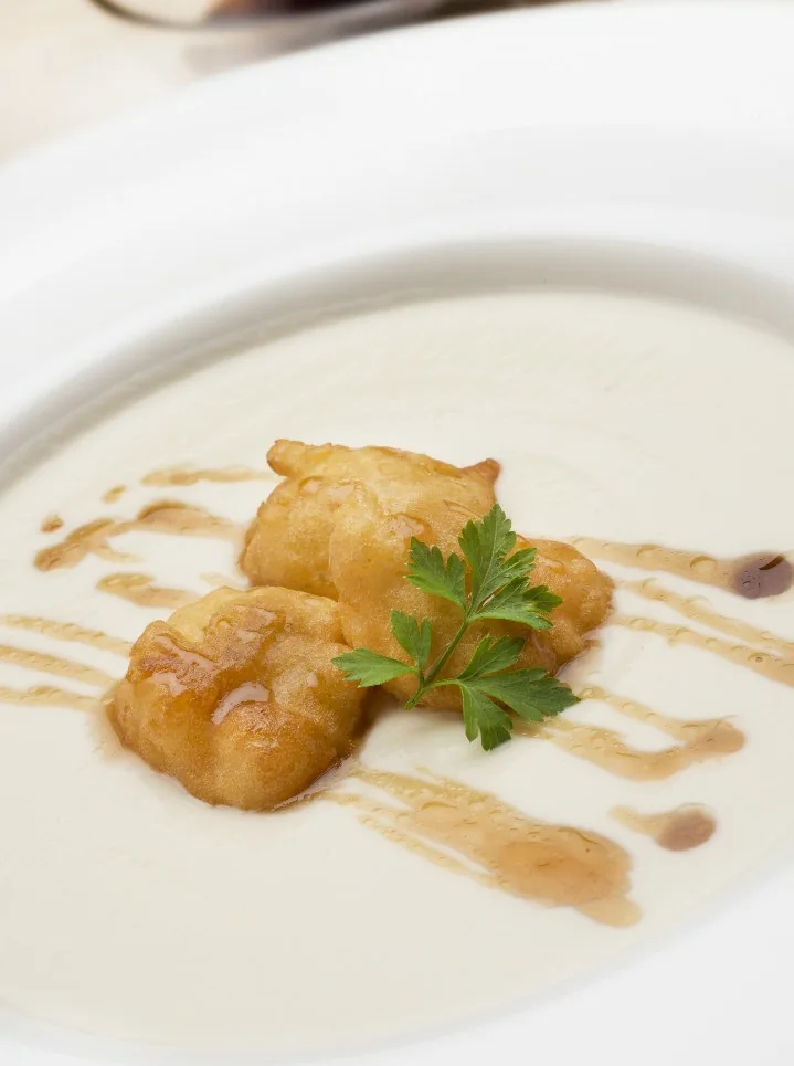 CREMA DE COLIFLOR CON BUÑUELOS Y VINAGRETA DE MIEL