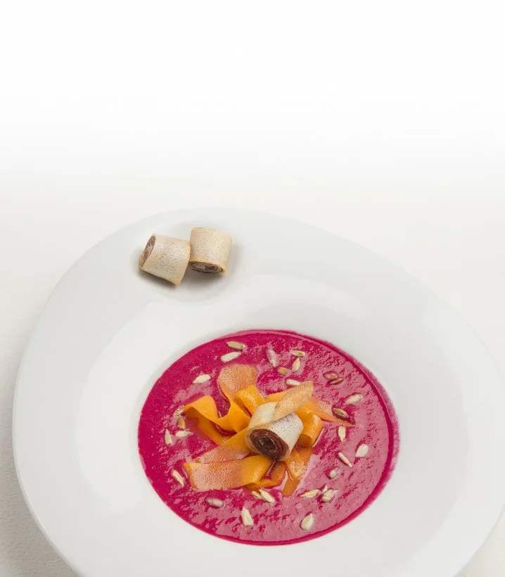 CREMA DE REMOLACHA CON RULOS DE JAMÓN