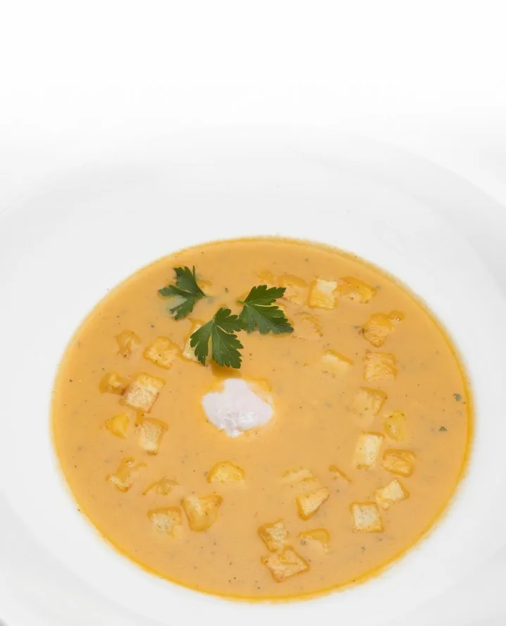 SOPA DE TOMATE Y CEBOLLA CON HUEVO ESCALFADO