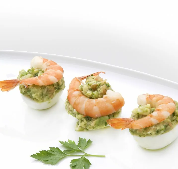 HUEVOS CON GUACAMOLE Y LANGOSTINOS
