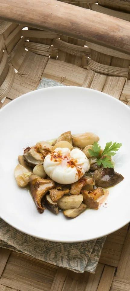 HUEVOS FLOR CON SETAS EN ESCABECHE