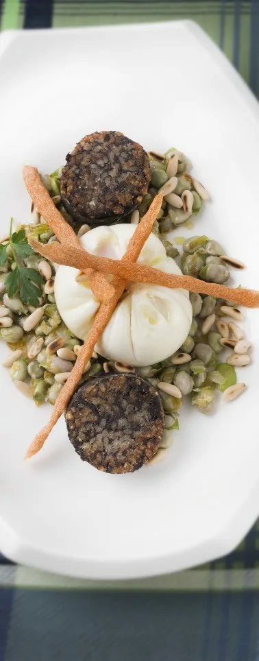 HABITAS, MORCILLA Y HUEVOS CON PALITOS DE PIMENTÓN