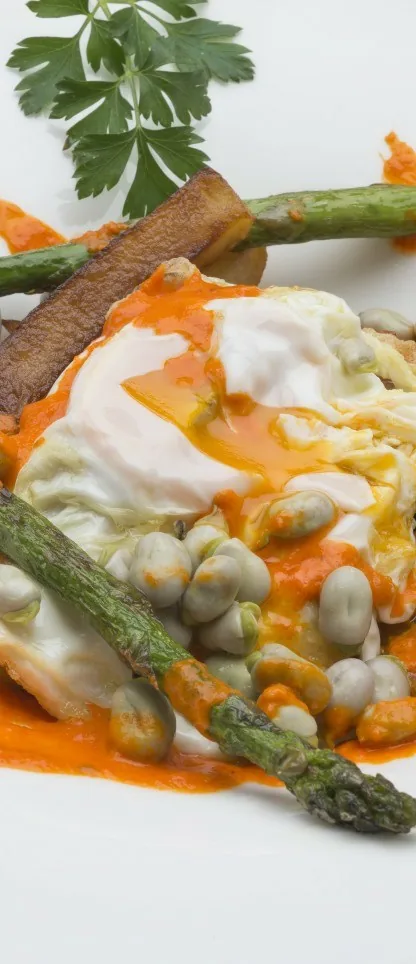 HUEVOS ROTOS CON PATATAS, ESPÁRRAGOS VERDES Y HABITAS