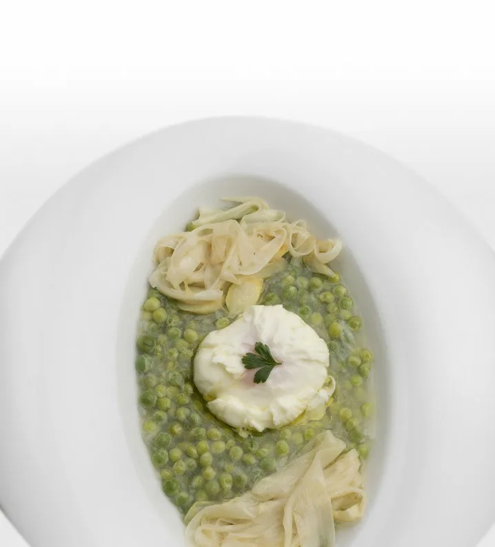 HUEVO FLOR CON ESPÁRRAGOS Y GUISANTES