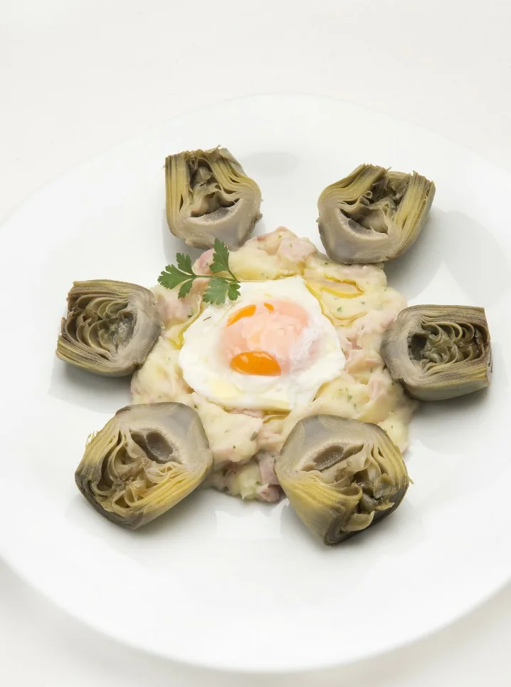 ALCACHOFAS CON HUEVO ESCALFADO Y PARMENTIER DE JAMÓN