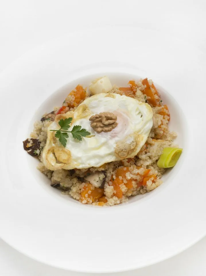 HUEVO FRITO CON QUINOA Y VERDURAS