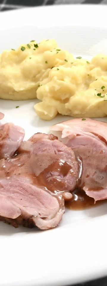 JAMÓN AL OPORTO CON PURÉ DE PATATAS Y MANZANA