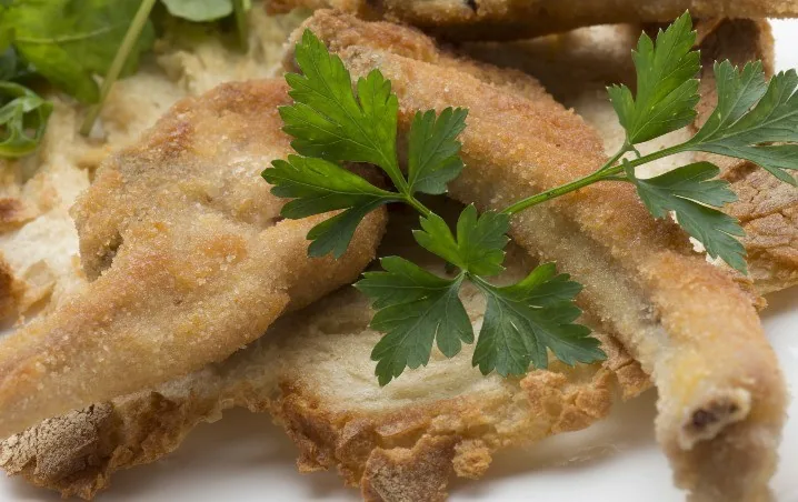 CHULETILLAS DE CORDERO CON RÚCULA Y PAN DE HIERBAS