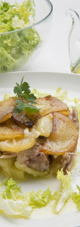 MONTADITO DE CODILLO Y PATATAS PANADERA CON ENSALADA VERDE