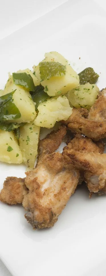 CONEJO EMPANADO CON PATATAS Y PIMIENTOS