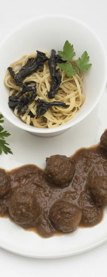 ALBÓNDIGAS EN SALSA CON PASTA SALTEADA