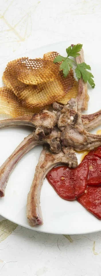 CHULETILLAS DE CORDERO CON PATATAS REJILLA Y PIMIENTOS