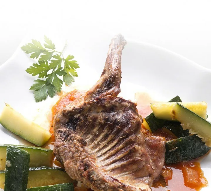 CONEJO ASADO CON CALABACINES SALTEADOS