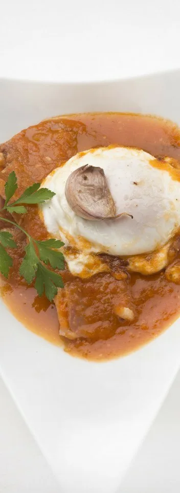 MAGRAS CON TOMATE Y HUEVO FRITO