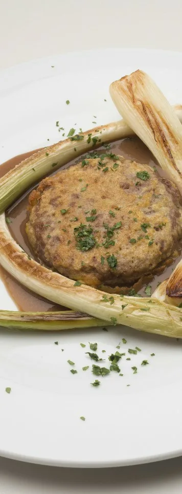 HAMBURGUESA CON CEBOLLETAS Y PUERROS