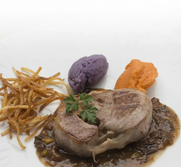 TOURNEDOS DE CORDERO CON BONIATO Y PATATA AZUL