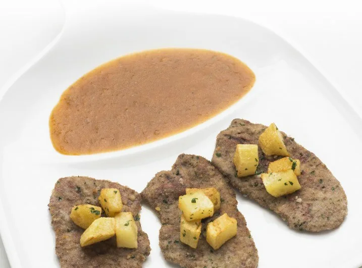 ESPALDILLA CON SALSA ESPAÑOLA Y PATATAS