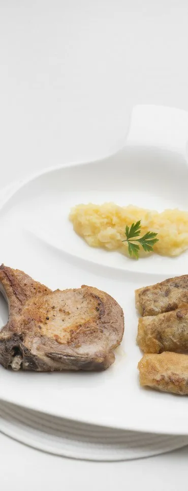 CHULETAS DE CERDO CON PURÉ DE MANZANA Y BRICKS DE BOLETUS