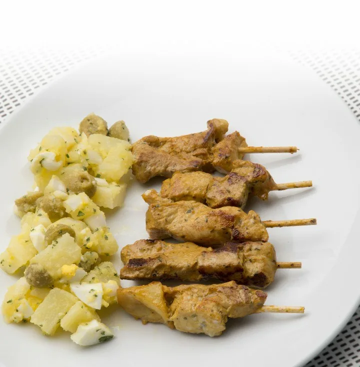 MINIPINCHOS DE CERDO CON PAPAS ALIÑADAS