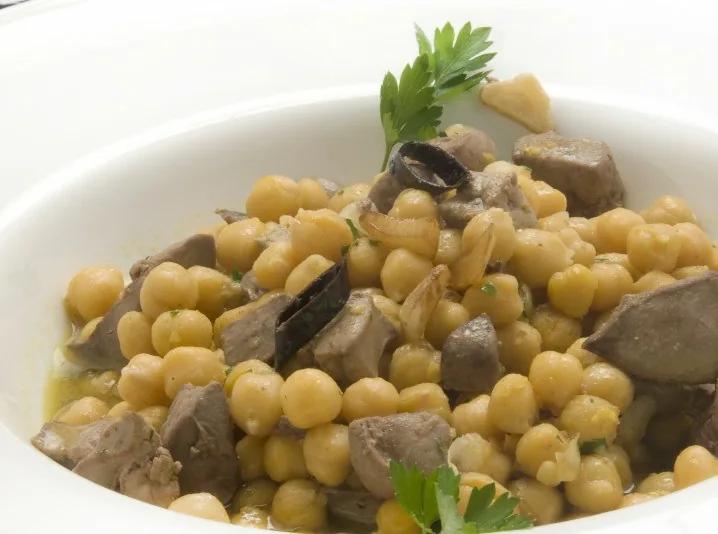 PICANTONES EN SALSA DE CAVA CON FRUTAS PASAS