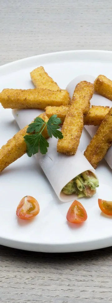 CILINDROS DE PAVO Y GUACAMOLE CON POLENTA FRITA